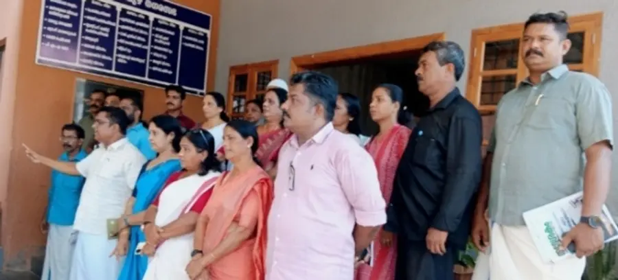 എൽഡിഎഫ് കൗൺസിലർമാർ നടത്തിയ ധർണ എൽഡിഎഫ് പാർലമെന്ററി പാർടി ലീഡർ വി ജി വിഷ്ണു ഉദ്ഘാടനംചെയ്യുന്നു