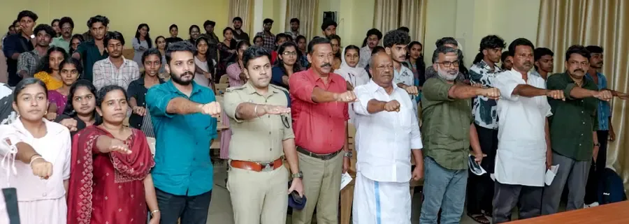 ലഹരി വിരുദ്ധ പ്രതിജ്ഞ എടുക്കുന്ന വിമുക്തി മിഷൻ ജില്ലാ കോ–-ഓർഡിനേറ്റർ അരവിന്ദ് ഘോഷ്, ജില്ലാ റൂറൽ എസ്‌പി ടി കെ വിഷ്‌ണു പ്രദീപ്, ദേശാഭിമാനി യൂണിറ്റ്‌ മാനേജർ ഐ സെയ്‌ഫ്‌,  കശുവണ്ടി വികസന കോർപറേഷൻ ചെയർമാൻ എസ് ജയമോഹൻ, പരസ്യവിഭാഗം മാനേജർ ബി ആർ ശ്രീകുമാർ, ഏരിയ ലേഖകൻ ജി രംഗനാഥൻ,സീനിയർ റിപ്പോർട്ടർ എം അനിൽ എന്നിവർ 