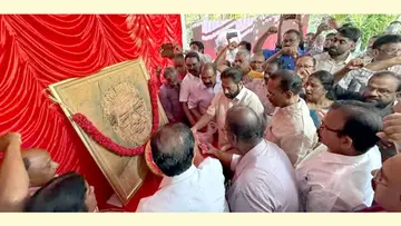 ആനത്തലവട്ടം ആനന്ദന്റെ സ്‌മൃതികുടീരത്തിൽ നേതാക്കളും തൊഴിലാളികളും പുഷ്പാർച്ചന നടത്തുന്നു
