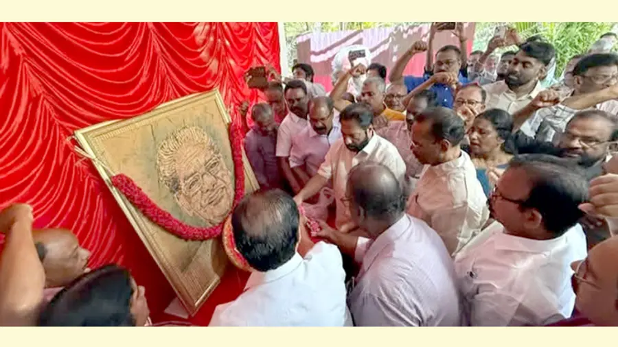 ആനത്തലവട്ടം ആനന്ദന്റെ സ്മൃതികുടീരത്തിൽ നേതാക്കളും തൊഴിലാളികളും പുഷ്പാർച്ചന നടത്തുന്നു