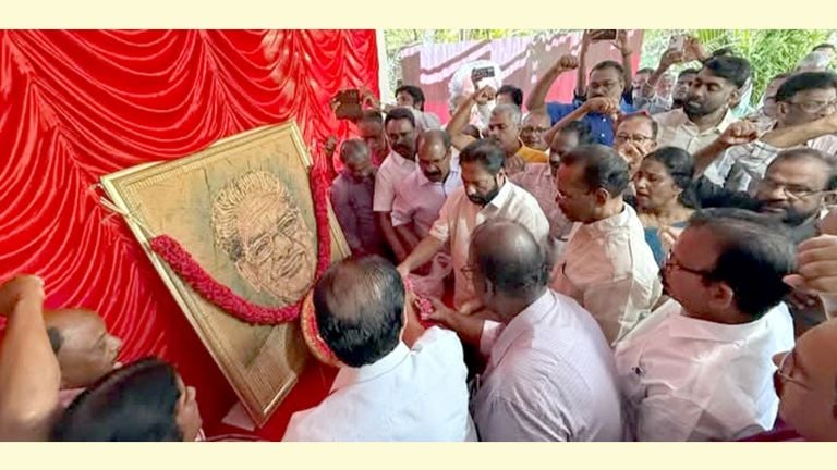 ആനത്തലവട്ടം ആനന്ദന്റെ സ്‌മൃതികുടീരത്തിൽ നേതാക്കളും തൊഴിലാളികളും പുഷ്പാർച്ചന നടത്തുന്നു