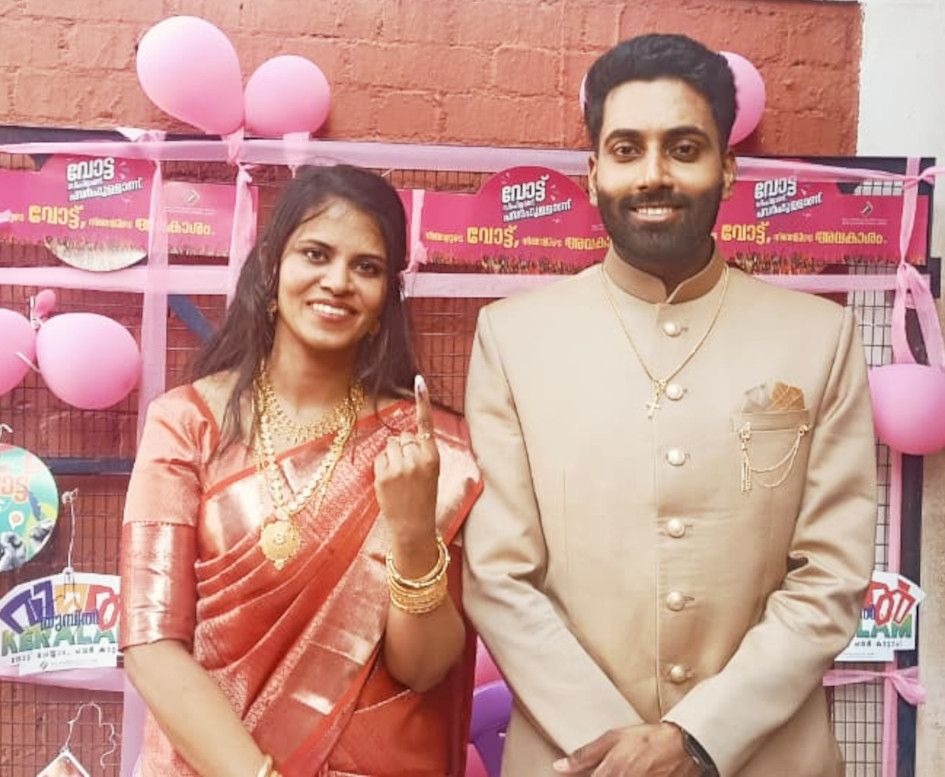 ജിൻസിയും സന്ദേഷും വോട്ട്‌ ചെയ്‌തതിന്‌ ശേഷം 