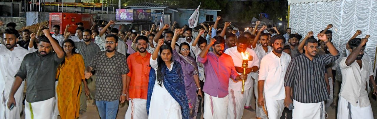 SFI സംസ്ഥാന സമ്മേളനത്തിന് തിരുവനന്തപുരത്ത് പതാക ഉയർത്തുന്നു