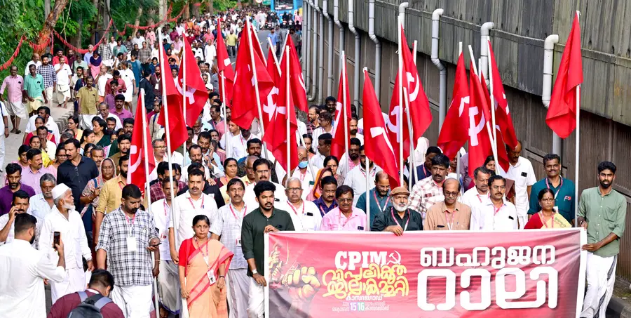 സിപിഐ എം വിപുലീകൃത ജില്ലാ കമ്മിറ്റിയുടെ സമാപനം കുറിച്ചുള്ള റാലിയിലേക്ക് പ്രതിനിധികൾ പ്രകടനമായി എത്തുന്നു