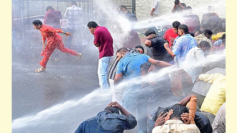 ഡിവൈഫ്ഐ ജില്ലാ കമ്മിറ്റി എജീസ് ഓഫീസിലേക്ക് നടത്തിയ മാർച്ചിനുനേരെ പൊലീസ് ജലപീരങ്കി പ്രയോ​ഗിക്കുന്നു