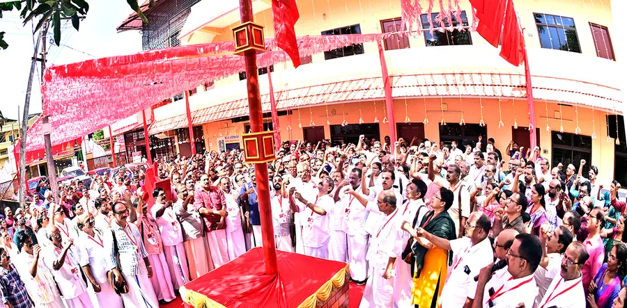 പ്രതിനിധി സമ്മേളന നഗരിയായ കെ വി രാമകൃഷ്ണൻ നഗറിൽ ജില്ലാ പ്രസിഡന്റ് പി ആർ വർഗീസ് പതാക ഉയർത്തുന്നു