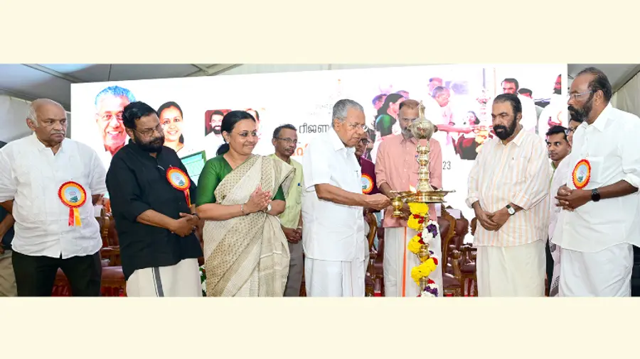 റീജണൽ ക്യാൻസർ സെന്ററിന്റെ ബഹുനിലമന്ദിരം മുഖ്യമന്ത്രി പിണറായി വിജയൻ ഉദ്ഘാടനം ചെയ്യുന്നു. മന്ത്രിമാരായ വീണാ ജോർജ്, വി ശിവൻകുട്ടി, എംഎൽഎമാരായ കടകംപള്ളി സുരേന്ദ്രൻ, സി കെ ഹരീന്ദ്രൻ, കെ ആൻസലൻ തുടങ്ങിയവർ സമീപം
