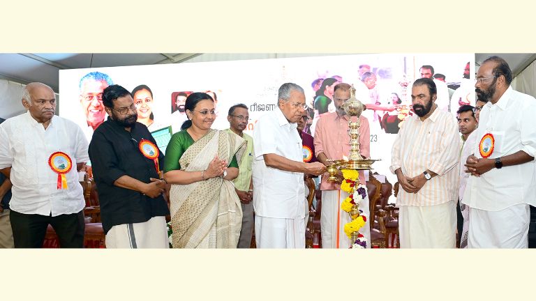 റീജണൽ ക്യാൻസർ സെന്ററിന്റെ ബഹുനിലമന്ദിരം മുഖ്യമന്ത്രി പിണറായി വിജയൻ ഉദ്ഘാടനം ചെയ്യുന്നു. മന്ത്രിമാരായ വീണാ ജോർജ്, വി ശിവൻകുട്ടി, എംഎൽഎമാരായ കടകംപള്ളി സുരേന്ദ്രൻ, സി കെ ഹരീന്ദ്രൻ, കെ ആൻസലൻ തുടങ്ങിയവർ സമീപം
