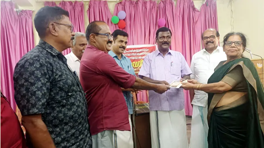 അരുവിക്കരയിലെ എൽഡിഎഫ്‌  സ്ഥാനാർഥി ജി സ്റ്റീഫന് കെട്ടിവയ്‌ക്കാനുള്ള തുക കേരള റേഷൻ എംപ്ലോയീസ്  യൂണിയൻ സംസ്ഥാന ഭാരവാഹികൾ കൈമാറുന്നു