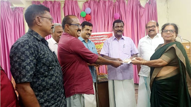 അരുവിക്കരയിലെ എൽഡിഎഫ്‌  സ്ഥാനാർഥി ജി സ്റ്റീഫന് കെട്ടിവയ്‌ക്കാനുള്ള തുക കേരള റേഷൻ എംപ്ലോയീസ്  യൂണിയൻ സംസ്ഥാന ഭാരവാഹികൾ കൈമാറുന്നു