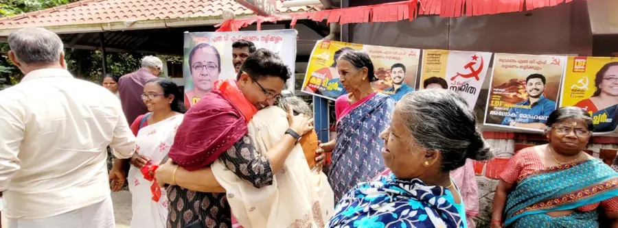 ജില്ലാ പഞ്ചായത്ത് തളിക്കുളം ഡിവിഷൻ സ്ഥാനാർഥി പി ഐ സജിതക്ക് വിജയാശംസകൾ നേരുന്ന അമ്മമാർ