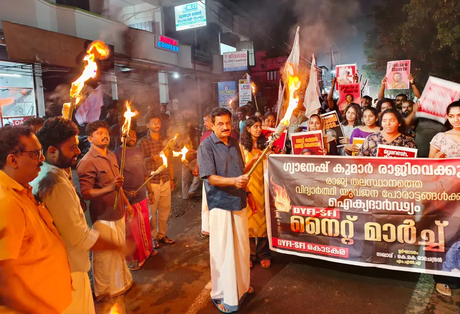 ഡിവൈഎഫ്ഐ, -എസ്എഫ്ഐ നേതൃത്വത്തിൽ കോടാലിയിൽ നടത്തിയ നൈറ്റ് മാർച്ച് സിപിഐ എം ജില്ലാ സെക്രട്ടറിയറ്റംഗം കെ കെ രാമചന്ദ്രൻ ഉദ്ഘാടനം ചെയ്യുന്നു