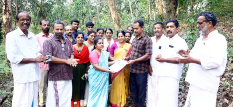 പനത്തടി പഞ്ചായത്തിൽ കളി സ്ഥലം നിർമിക്കുന്ന സ്ഥലത്തിന്റെ രേഖ പഞ്ചായത്ത് പ്രസിഡന്റ് പ്രസന്ന പ്രസാദ് ഏറ്റുവാങ്ങുന്നു