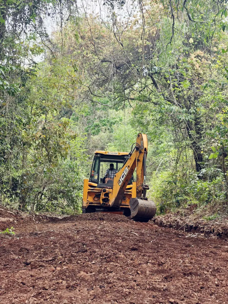 പാണ്ടി മല്ലംപാറ പടുപ്പ് റോഡ് പണി പുരോഗമിക്കുന്നു