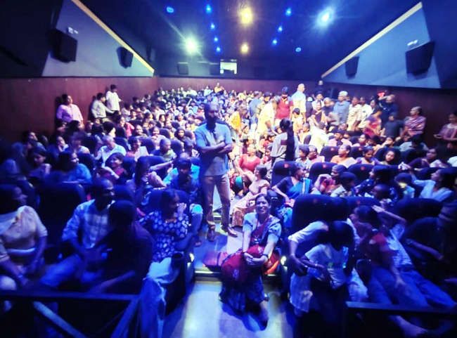 കാഞ്ഞങ്ങാട്‌ ദീപ്‌തി തിയറ്ററിൽ ‘പച്ചത്തെയ്യം’ സിനിമയുടെ പ്രിവ്യു ഷോ കാണാനെത്തിയവർ