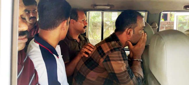 ബിജു പൗലോസിനെ ബല്ല കടപ്പുറത്തെ ഹോസ്‌റ്റലിൽ തെളിവെടുപ്പിന്‌ എത്തിച്ചപ്പോൾ