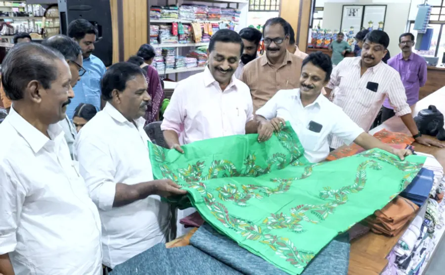 മിഠായിത്തെരുവ് ഖാദി ഗ്രാമോദ്യോഗ് എമ്പോറിയത്തിൽ ആരംഭിച്ച ബക്രീദ് ഖാദിമേള ഉദ്ഘാടനം ചെയ്ത ശേഷം തോട്ടത്തിൽ രവീന്ദ്രൻ എംഎൽഎ വസ്ത്രങ്ങൾ നോക്കിക്കാണുന്നു