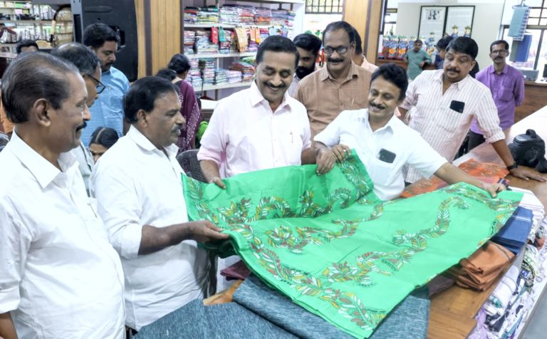 മിഠായിത്തെരുവ് ഖാദി ഗ്രാമോദ്യോഗ് എമ്പോറിയത്തിൽ ആരംഭിച്ച ബക്രീദ് ഖാദിമേള ഉദ്ഘാടനം ചെയ്ത ശേഷം തോട്ടത്തിൽ രവീന്ദ്രൻ എംഎൽഎ വസ്ത്രങ്ങൾ നോക്കിക്കാണുന്നു