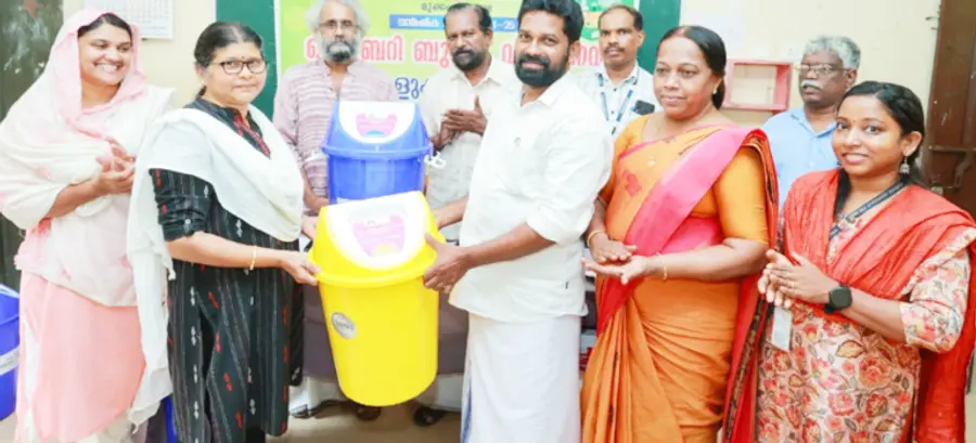 മുക്കം നഗരസഭയിലെ സ് കൂളുകൾക്കുള്ള ക്ലാസ് വേസ്റ്റ് ബിൻ ചെയർമാൻ പി ടി ബാബു വിതരണം ചെയ്യുന്നു