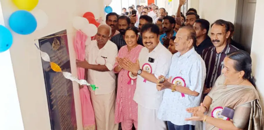 കോടോത്ത് ഡോ. അംബേദ്കർ ഗവ. ഹയർസെക്കൻഡറി സ്കൂൾ കെട്ടിടം മന്ത്രി വി ശിവൻകുട്ടി ഓൺലൈനായി ഉദ്ഘാടനംചെയ്തശേഷം ഇ ചന്ദ്രശേഖരൻ എംഎൽഎ ശിലാഫലകം അനാഛാദനം ചെയ്യുന്നു