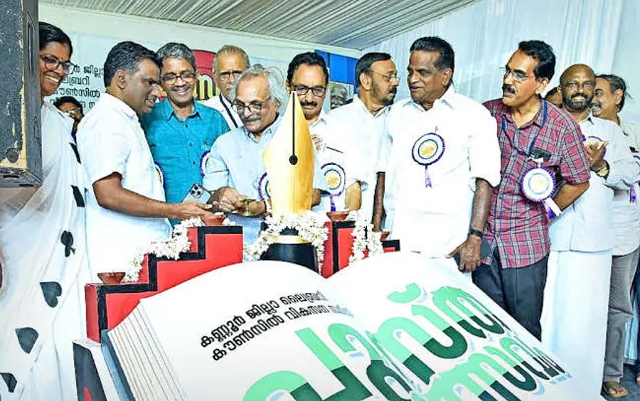 കണ്ണൂർ ജില്ലാ ലൈബ്രറി കൗൺസിൽ വികസനസമിതി സംഘടിപ്പിച്ച പുസ്തകോത്സവം നോവലിസ്റ്റ് എം മുകുന്ദൻ ഉദ്ഘാടനം ചെയ്യുന്നു