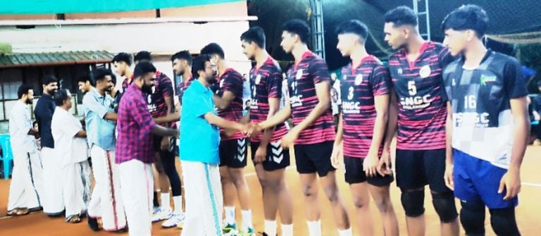 അഖില കേരള ഇന്റർ കോളേജ് വോളിബോൾ ചാമ്പ്യൻഷിപ്പിന്റെ ഉദ്‌ഘാടന ചടങ്ങിൽ  ജില്ലാ സ്പോർട്സ് കൗൺസിൽ പ്രസിഡന്റ്‌ ഒ രാജഗോപാലിന്റെ നേതൃത്വത്തിൽ കളിക്കാരെ പരിചയപ്പെടുന്നു 