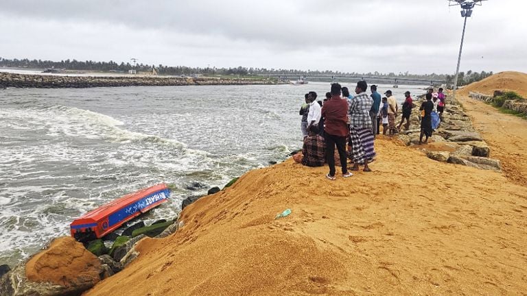മുതലപ്പൊഴിയിൽ അപകടത്തിൽപ്പെട്ട വള്ളം