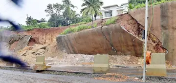 ദേശീയപാത രണ്ടാം റീച്ചിൽ ചെർക്കള  ബേവിഞ്ചയിൽ  സുരക്ഷാഭിത്തി (സോയിൽ നെയ്‌ലിങ്‌) തകർന്നുവീഴുന്നു.                                                                                                                                   ഫോട്ടോ: സുരേന്ദ്രൻ മടിക്കെെ