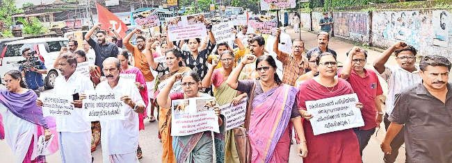 കണ്ണൂർ നഗരത്തിലെ തെരുവുനായ ശല്യത്തിനെതിരെ നടപടി സ്വീകരിക്കാത്ത കോർപ്പറേഷൻ അധികൃതർക്കെതിരെ എൽഡിഎഫ് നടത്തിയ പ്രതിഷേധം