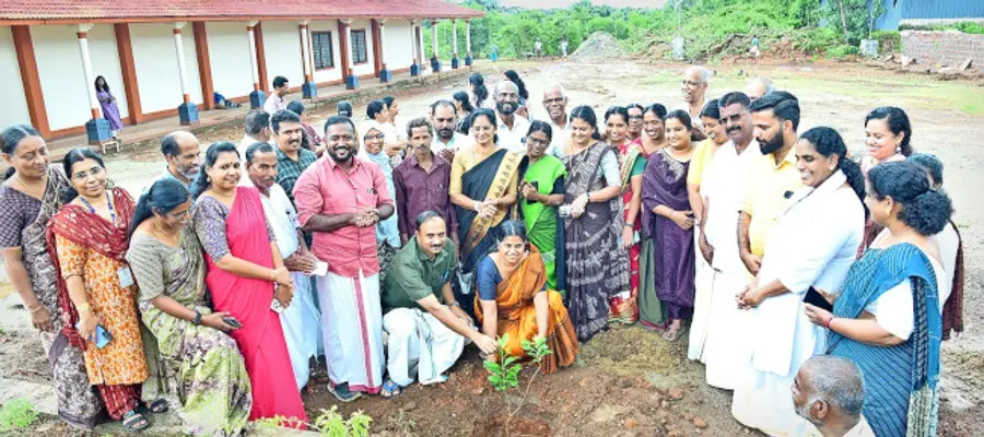ഒരു തൈ നടാം വൃക്ഷവൽക്കരണ പരിപാടിയുടെ ഭാഗമായി ജില്ലാ പഞ്ചായത്തിലെ 35 അംഗങ്ങൾ ഓർമമരം നടുന്നതിന്റെ ഉദ്ഘാടനം
പ്രസിഡന്റ് കെ കെ രത്നകുമാരിയും വൈസ് പ്രസിഡന്റ് ബിനോയ് കുര്യനും നിർവഹിക്കുന്നു