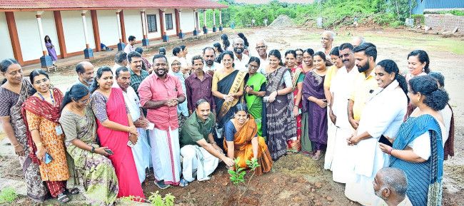 ഒരു തൈ നടാം   വൃക്ഷവൽക്കരണ പരിപാടിയുടെ ഭാഗമായി ജില്ലാ പഞ്ചായത്തിലെ 35  അംഗങ്ങൾ  ഓർമമരം നടുന്നതിന്റെ ഉദ്ഘാടനം  പ്രസിഡന്റ്  കെ കെ രത്നകുമാരിയും വൈസ് പ്രസിഡന്റ്  ബിനോയ്‌ കുര്യനും നിർവഹിക്കുന്നു