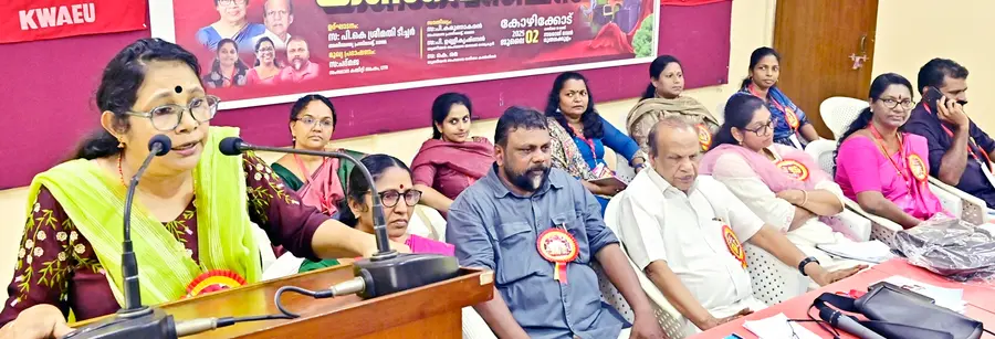 കേരള വാട്ടർ അതോറിറ്റി എംപ്ലോയീസ് യൂണിയൻ സംസ്ഥാന വനിതാ കൺവൻഷൻ  പി ഉഷാദേവി ഉദ്‌ഘാടനം ചെയ്യുന്നു