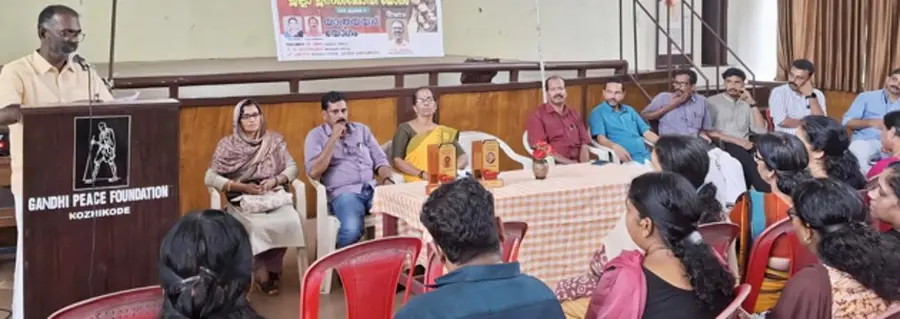ഖാദി ബോർഡ് എംപ്ലോയീസ് അസോസിയേഷൻ (സിഐടിയു) കോഴിക്കോട് –- വയനാട് മേഖലാ കണ്വന്ഷന്
സംസ്ഥാന ജനറൽ സെക്രട്ടറി ടി ബൈജു ഉദ്ഘാടനംചെയ്യുന്നു