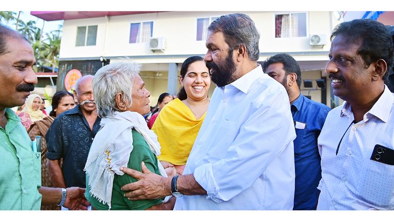 തിരുവനന്തപുരം നഗരസഭ കമലേശ്വരം കമ്യൂണിറ്റി ഹാൾ ഉദ്‌ഘാടനം ചെയ്യാനെത്തിയ മന്ത്രി വി ശിവൻകുട്ടി തന്നെ കാണാൻ എത്തിയ സരസമ്മയോട് സൗഹൃദ സംഭാഷണത്തിൽ 