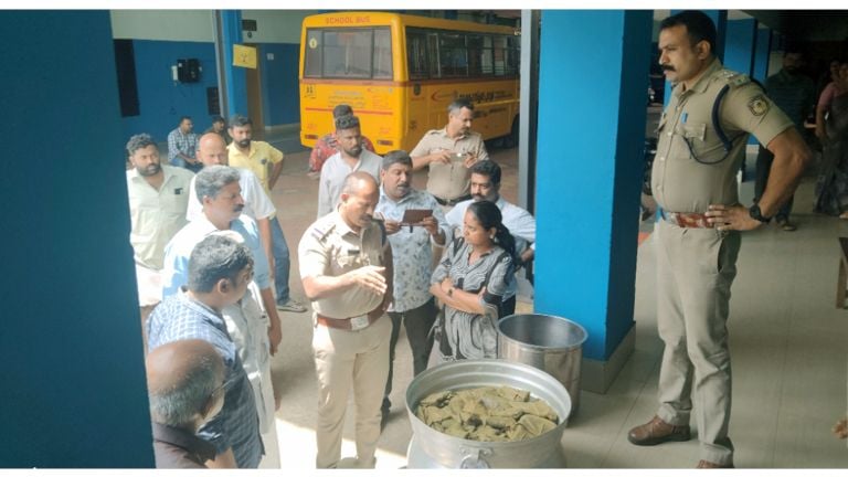 പ്ലാവൂർ ഗവ. ഹൈസ്കൂളിൽ ഉണ്ടാക്കിയ ഇലയടയും കട്ടൻ ചായയും സമരസമിതി പ്രവർത്തകർ പൊലീസിന് കാട്ടിക്കൊടുക്കുന്നു