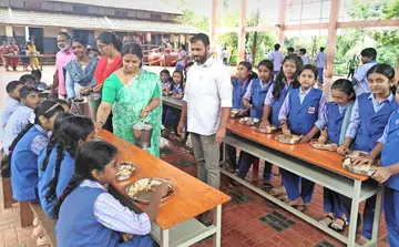 മാത്തിൽ എംവിഎം വിഷ്ണുനമ്പീശൻ സ്മാരക ഗവ. ഹയർ സെക്കൻഡറി സ്കൂളിൽ അധ്യാപകർ  ഉച്ചഭക്ഷണം വിളമ്പുന്നു