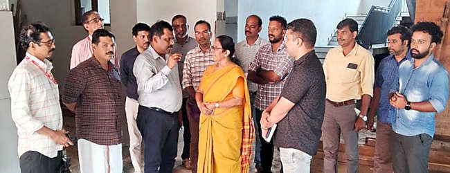 കല്യാട് അന്താരാഷ്ട ആയുർവേദ ഗവേഷണകേന്ദ്രം ഒന്നാംഘട്ട നിർമാണ പുരോഗതി കെ കെ ശൈലജ എംഎൽഎയും ആയുഷ് ഡയറക്ടർ സജിത് ബാബുവും മറ്റ് ഉന്നത ഉദ്യോഗസ്ഥരും വിലയിരുത്തുന്നു