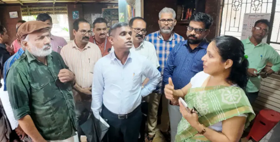 വീരമലക്കുന്നിൽ അപകടത്തിൽനിന്ന്  തലനാരിഴക്ക്‌ രക്ഷപ്പെട്ട അധ്യാപിക സിന്ധു ഹരീഷ്‌, എം രാജഗോപാലൻ  എംഎൽഎയോടും കലക്ടർ കെ ഇമ്പശേഖറിനോടും സംഭവം വിവരിക്കുന്നു 