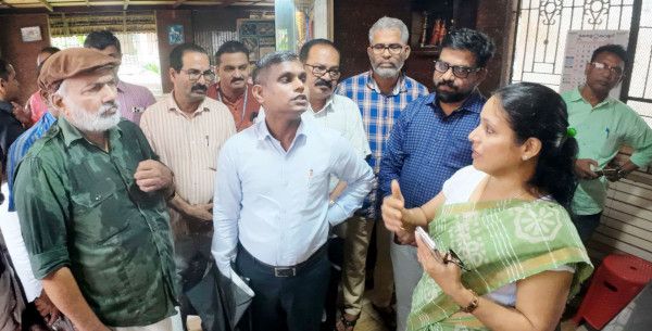 വീരമലക്കുന്നിൽ അപകടത്തിൽനിന്ന്  തലനാരിഴക്ക്‌ രക്ഷപ്പെട്ട അധ്യാപിക സിന്ധു ഹരീഷ്‌, എം രാജഗോപാലൻ  എംഎൽഎയോടും കലക്ടർ കെ ഇമ്പശേഖറിനോടും സംഭവം വിവരിക്കുന്നു 