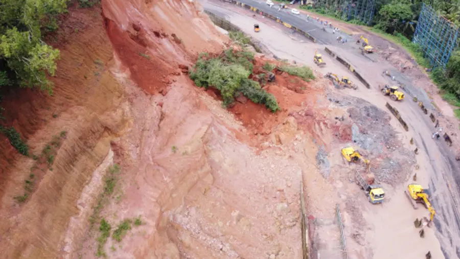 വീരമലക്കുന്നിടിഞ്ഞതിനെ തുടർന്ന്‌ ദേശീയപാതയിലേക്ക്‌ വീണ കല്ലും മണ്ണും ജെസിബി ഉപേയോഗിച്ച്‌ മാറ്റുന്നു