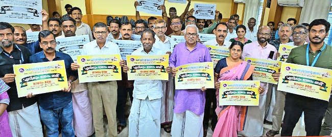  എനിക്കും വേണം ഖാദി' എന്ന ഓണം മേള ഖാദി പ്രചാരണ ക്യാമ്പയിനിന്റെ ഭാഗമായി ജില്ലാ പഞ്ചായത്തിൽ സംഘടിപ്പിച്ച പ്രചാരക സംഗമം   ഖാദി ബോർഡ്‌ വൈസ് ചെയർമാൻ പി ജയരാജൻ ഉദ്ഘാടനം ചെയ്തപ്പോൾ 