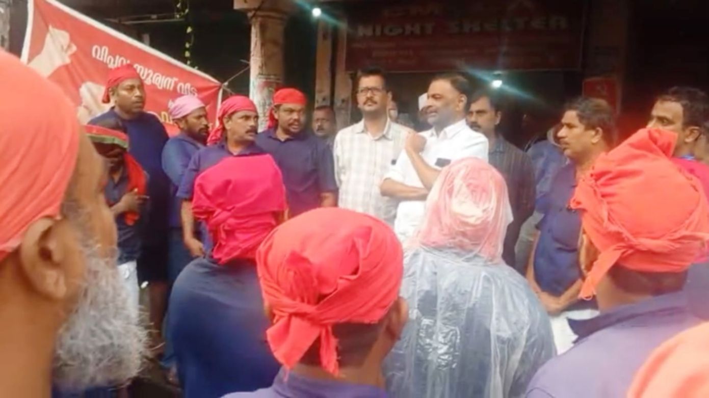 സിഐടിയു നേതാക്കൾ സെൻട്രൽ മാർക്കറ്റിലെ തൊഴിലാളികളോട്‌ സംസാരിക്കുന്നു