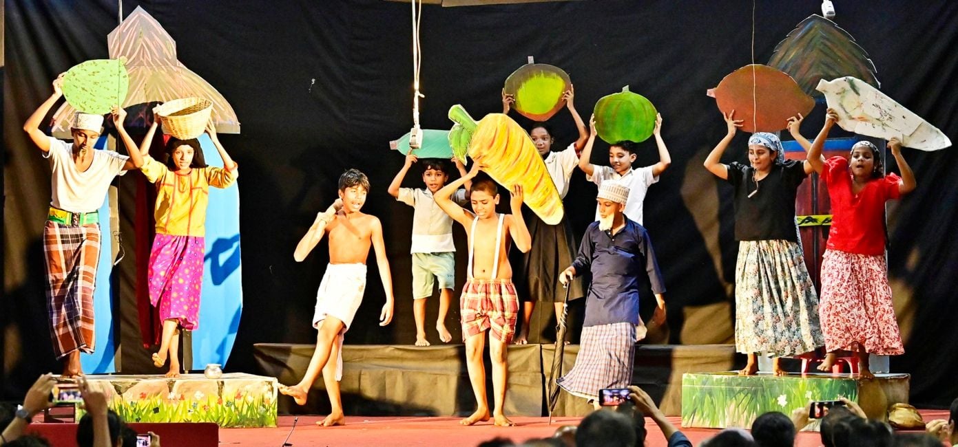 പി എം താജ് അനുസ്മരണത്തോടനുബന്ധിച്ച് കോഴിക്കോട് ടൗൺ ഹാളിൽ കുട്ടികൾ അവതരിപ്പിച്ച 'നയ്ക്കാതെ ബെയ്ക്കരുത്' നാടകത്തിൽ നിന്ന്	