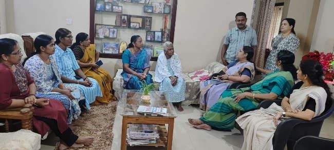 ഛത്തീസ്​ഗഡിൽ കള്ളക്കേസിൽ ജയിലിലടച്ച സിസ്റ്റർ വന്ദന ഫ്രാൻ‌സിസിന്റെ വീട്​ ജനാധിപത്യ മഹിളാ അസോസിയേഷൻ നേതാക്കള്‍ സന്ദര്‍ശിച്ചപ്പോൾ