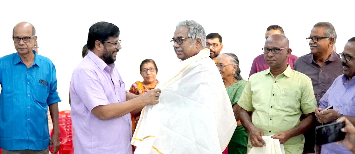 ജില്ലാ ലൈബ്രറി ക‍ൗൺസിൽ പ്രസിഡന്റായി തെരഞ്ഞെടുക്കപ്പെട്ട പ്രൊഫ. എം ഹരിദാസിനെ സിപിഐ എം ജില്ലാ സെക്രട്ടറി കെ വി അബ്​ദുൾഖാദർ അനുമോദിക്കുന്നു 