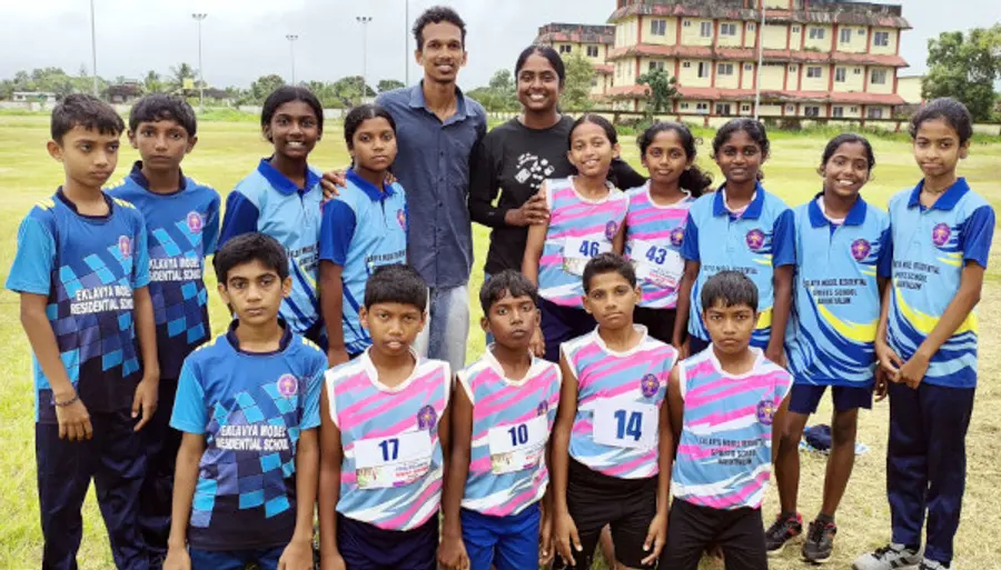 കരിന്തളം ഏകലവ്യയിലെ താരങ്ങൾ കായികാധ്യാപകർക്കൊപ്പം