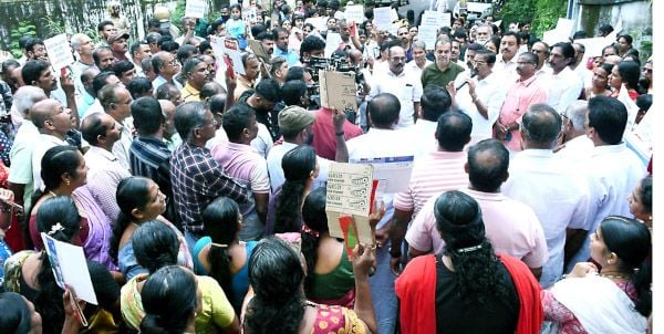 ഉദുമ തീരദേശ സംരക്ഷണ സമിതി  കലക്ടറേറ്റിലേക്ക്​ നടത്തിയ  മാർച്ച്​ സി എച്ച് കുഞ്ഞമ്പു എംഎൽഎ ഉദ്ഘാടനംചെയ്യുന്നു