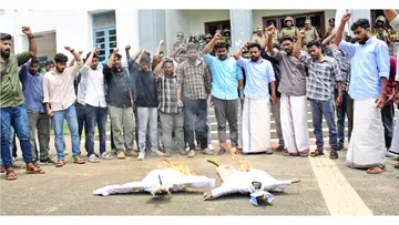 എസ്എഫ്ഐ പ്രവര്‍ത്തകര്‍ കേരള സര്‍വകലാശാലക്ക് മുന്നിൽ ചാൻസലറുടെയും  വെെസ്  ചാൻസലറുടെയും കോലം കത്തിക്കുന്നു