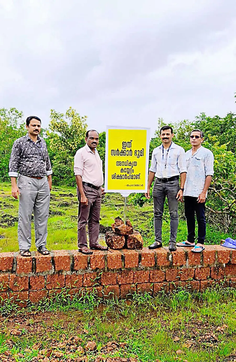 ആലക്കാട് ദേശം റി.സ നമ്പർ 26/1-ൽ സ്വകാര്യ വ്യക്തികൾ കൈയേറിയ 12 ഏക്കറോളം സ്ഥലം തിരിച്ചുപിടിച്ച് റവന്യൂ ഉദ്യോഗസ്ഥർ ബോർഡ് സ്ഥാപിക്കുന്നു