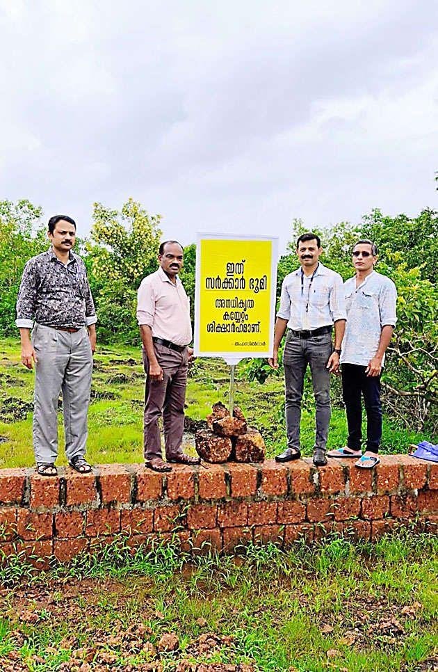ആലക്കാട് ദേശം റി.സ നമ്പർ 26/1-ൽ സ്വകാര്യ വ്യക്തികൾ കൈയേറിയ  12 ഏക്കറോളം സ്ഥലം തിരിച്ചുപിടിച്ച് റവന്യൂ ഉദ്യോഗസ്ഥർ ബോർഡ്  സ്ഥാപിക്കുന്നു